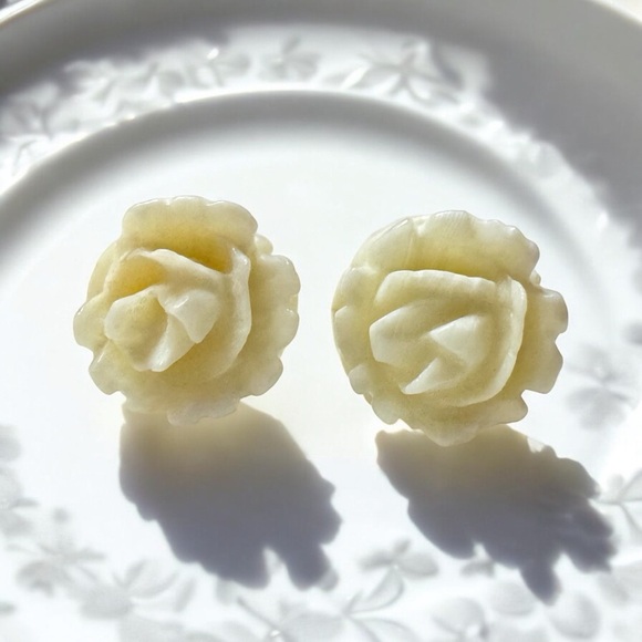 Stunning 1950’s Rose Carved Genuine Ivory 14kt Gold Post Earrings - Picture 2 of 10
